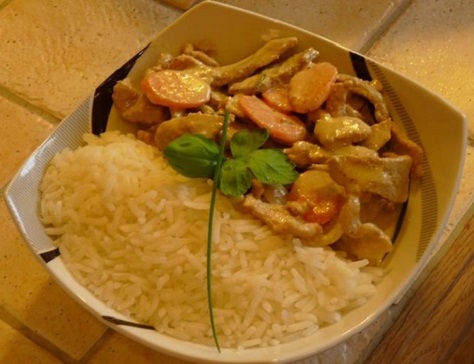 Eminces de porc aux petits legumes curry vert et basilic