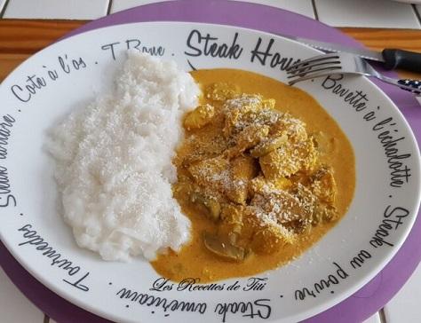 Poulet au curry jaune et nouilles au riz